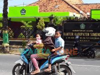 LENGANG: Pengendara motor saat melintas di depan kantor Kemenag Sumenep (Foto: Abd. Wakid)