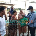TANGGAP: Kepala BPBD Sumenep, R Abd Rahman Riadi saat menyalurkan bantuan Sembako pada Minggu (3/1) kemarin (Foto: Humas Polres Sumenep)