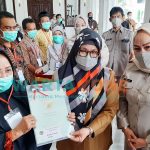 Foto: Penyerahan sertifikat tanah secara simbolis oleh Badan Pertanahan Nasional (BPN) Kota Bogor, di teras Balai Kota, Jalan Ir. H. Juanda, Kota Bogor.