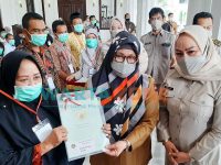 Foto: Penyerahan sertifikat tanah secara simbolis oleh Badan Pertanahan Nasional (BPN) Kota Bogor, di teras Balai Kota, Jalan Ir. H. Juanda, Kota Bogor.