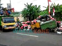 Truk pengangkut sampah di Jember, sudah mulai beroperasi kembali pasca mogok kerja selama dua hari karena tidak adanya dana BBM.