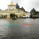 TERGENANG: Pengendara motor tampak pelan saat melinatas di Jalan Trunojoyo depan Masjid Jamik Sumenep (Foto: Istimewa)