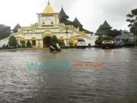 TERGENANG: Pengendara motor tampak pelan saat melinatas di Jalan Trunojoyo depan Masjid Jamik Sumenep (Foto: Istimewa)
