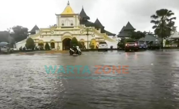 TERGENANG: Pengendara motor tampak pelan saat melinatas di Jalan Trunojoyo depan Masjid Jamik Sumenep (Foto: Istimewa)