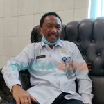 JELAS: Kepala BMKG Sumenep, Usman Kholid saat ditemui di ruang kerjanya (Foto: Abd. Wakid)