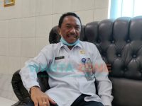 JELAS: Kepala BMKG Sumenep, Usman Kholid saat ditemui di ruang kerjanya (Foto: Abd. Wakid)