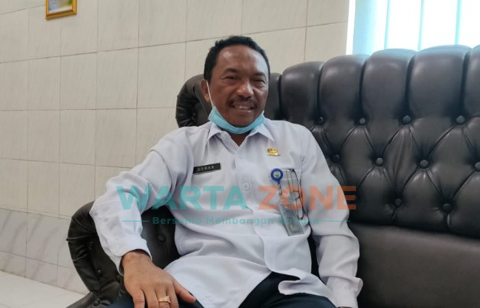JELAS: Kepala BMKG Sumenep, Usman Kholid saat ditemui di ruang kerjanya (Foto: Abd. Wakid)