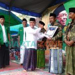 KHIDMAT: 3 Anggota Banser saat menerima penghargaan dari PW GP Ansor Jatim (Foto: Abdus Salam for Wartazone)