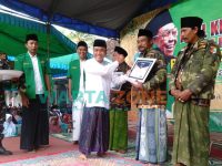 KHIDMAT: 3 Anggota Banser saat menerima penghargaan dari PW GP Ansor Jatim (Foto: Abdus Salam for Wartazone)