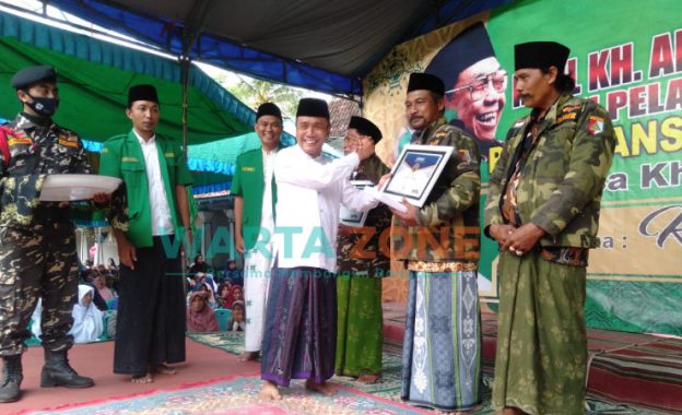 KHIDMAT: 3 Anggota Banser saat menerima penghargaan dari PW GP Ansor Jatim (Foto: Abdus Salam for Wartazone)