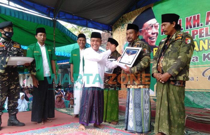 KHIDMAT: 3 Anggota Banser saat menerima penghargaan dari PW GP Ansor Jatim (Foto: Abdus Salam for Wartazone)