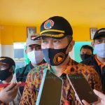 TURBA: Kepala BPBD Sumenep, R Abd Rahman Riadi, saat diwawancara sejumlah media di Balai Desa Patean (Foto: Abd. Wakid)
