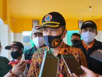 TURBA: Kepala BPBD Sumenep, R Abd Rahman Riadi, saat diwawancara sejumlah media di Balai Desa Patean (Foto: Abd. Wakid)