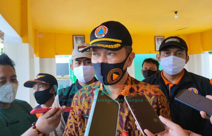 TURBA: Kepala BPBD Sumenep, R Abd Rahman Riadi, saat diwawancara sejumlah media di Balai Desa Patean (Foto: Abd. Wakid)