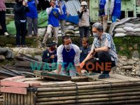 Foto: Wakil Wali Kota Bogor, Dedie A Rachim (kanan) saat bebersih sungai di wilayah aliran sungai Ciliwung di Kampung Padabeunghar, Pulo Geulis, Kelurahan Babakan Pasar, Kecamatan Bogor Tengah, Kota Bogor.
