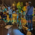 Foto: Sejumlah pemuda di Dusun Krajan, Desa Gumukmas, Kecamatan Gumukmas, saat menanam batang pohon pisang, jalur Jember - Lumajang.