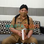 TEGAS: Kepala Bidang (Kabid) Pemdes DPMD Sumenep, Supardi, saat ditemui di ruang kerjanya (Foto: Abd. Wakid)