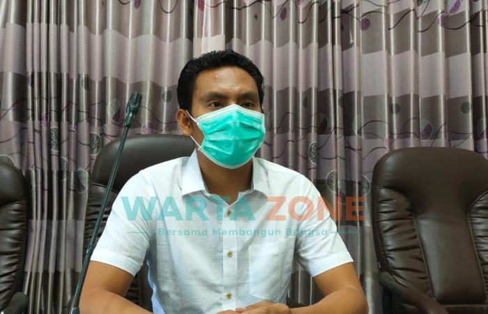 Ketua Fraksi NHS DPRD Sumenep, Akis Jasuli saat diwawancara (Foto: Abd. Wakid)