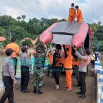 Foto: Tim gabungan dari TNI-Polri, Basarnas Kabupaten Sumenep, serta dibantu tim SAR Provinsi Jawa Timur, saat melakukan pencarian dua warga asal Dusun pesisir, Desa Prenduan, Kecamatan Pragaan, yang hilang saat mancing di perairan pulau Giligenting. (Foto: Humas Polres Sumenep)