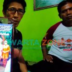 Foto: Paman sepasang suami istri asal Jember, Jawa Timur, saat menunjukkan foto keponakannya yang turut menjadi korban tragedi jatuhnya pesawat Sriwijaya Air SJ 192.