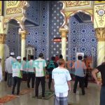 Foto: Jamaah masjid Roudhotul Muchlisin Lingkungan Condro, Kelurahan Kaliwates, Kecamatan Kaliwates, Jember, saat menggelar salat gaib untuk korban pesawat Sriwijaya Air SJ182.