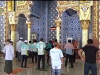 Foto: Jamaah masjid Roudhotul Muchlisin Lingkungan Condro, Kelurahan Kaliwates, Kecamatan Kaliwates, Jember, saat menggelar salat gaib untuk korban pesawat Sriwijaya Air SJ182.