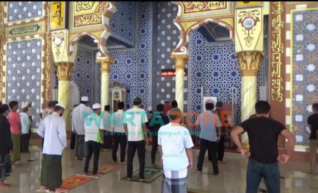 Foto: Jamaah masjid Roudhotul Muchlisin Lingkungan Condro, Kelurahan Kaliwates, Kecamatan Kaliwates, Jember, saat menggelar salat gaib untuk korban pesawat Sriwijaya Air SJ182.