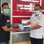 Foto: Penyerahan Kantong Plasma Konvalesen di Markas PMI Kabupaten Jember.