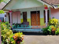 Foto: Rumah Imam Baihaki di Jember tampak sepi setelah dilakukan penangkapan oleh polisi.