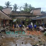 Foto: Sejumlah relawan BPBD Jember dibantu warga sekitar, saat membersihkan sisa reruntuhan gedung dan sejumlah barang di Ponpes Ar-Rasyid Jember.