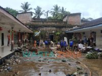 Foto: Sejumlah relawan BPBD Jember dibantu warga sekitar, saat membersihkan sisa reruntuhan gedung dan sejumlah barang di Ponpes Ar-Rasyid Jember.