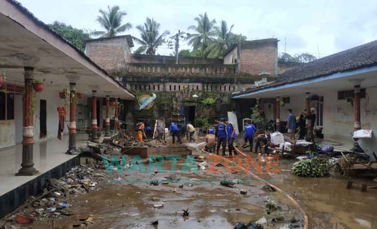 4 Santri Ponpes Ar-Rasyid Jember Alami Luka Akibat Banjir