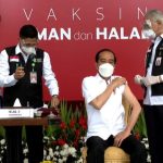 PERDANA: Presiden RI, Joko Widodo saat disuntik vaksin oleh tim dokter (Foto: YouTube Sekretariat Presiden)