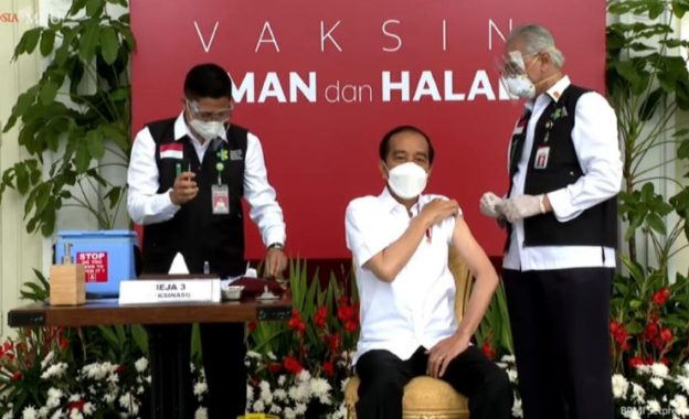 PERDANA: Presiden RI, Joko Widodo saat disuntik vaksin oleh tim dokter (Foto: YouTube Sekretariat Presiden)