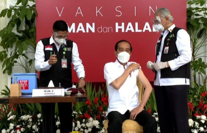PERDANA: Presiden RI, Joko Widodo saat disuntik vaksin oleh tim dokter (Foto: YouTube Sekretariat Presiden)