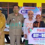 TERSALUR: Pencairan BLT DD di salah satu desa di Sumenep (Foto: Dokumen Wartazone)