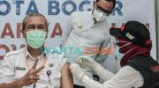 Wali Kota Bogor, Bima Arya (tengah) saat menyaksikan secara langsung Dirut RSUD Kota Bogor, Ilham Chairdir (kiri) divasin.