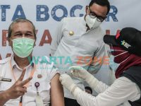 Wali Kota Bogor, Bima Arya (tengah) saat menyaksikan secara langsung Dirut RSUD Kota Bogor, Ilham Chairdir (kiri) divasin.