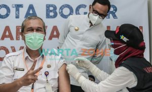 Bima Arya Beri Motivasi Tenaga Kesehatan Kota Bogor Saat Jalani Vaksinasi
