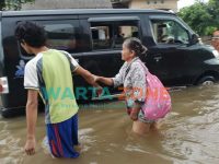 Foto: Hujan deras di Jember mengakibatkan banjir dan ketinggian air mencapai 1 meter.