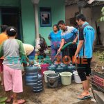 Korban terdampak Banjir Bandang di Desa Wonoasri, Kecamatan Tempurejo, Jember, saat menerima bantuan air bersih.