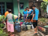 Korban terdampak Banjir Bandang di Desa Wonoasri, Kecamatan Tempurejo, Jember, saat menerima bantuan air bersih.