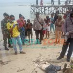 TANPA IDENTITAS: Sesosok mayat laki-laki saat ditemukan di pinggir pantai Desa Tonduk Kecamatan Raas (Foto: Humas Polres Sumenep)