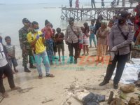TANPA IDENTITAS: Sesosok mayat laki-laki saat ditemukan di pinggir pantai Desa Tonduk Kecamatan Raas (Foto: Humas Polres Sumenep)