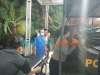 TERTOLONG: Pemuda asal Sidoarjo saat dibawa oleh polisi. (Foto: Humas Polres Sumenep)
