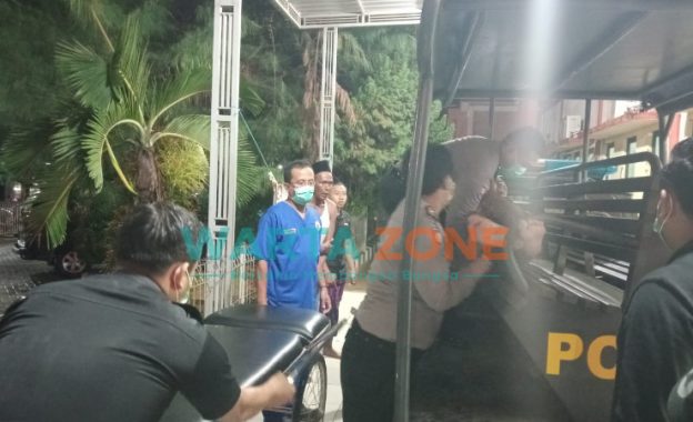 TERTOLONG: Pemuda asal Sidoarjo saat dibawa oleh polisi. (Foto: Humas Polres Sumenep)