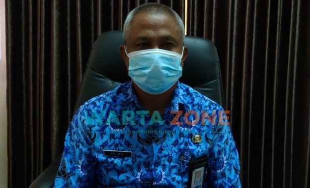 Kepala Dinsos Sumenep, Moh. Iksan, saat ditemui di ruang kerjanya (Foto: Abd Wakid)