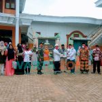 Aktivis Jaringan Pengawas Kebijakan Pemerintah (JPKP) Kecamatan Pragaan, Sumenep, saat menyerahkan bantuan masker, hand sanitizer dan termogan kepada Pondok Pesantren Hidayatul Ulum.