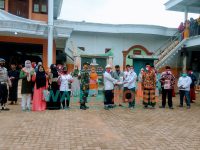 Aktivis Jaringan Pengawas Kebijakan Pemerintah (JPKP) Kecamatan Pragaan, Sumenep, saat menyerahkan bantuan masker, hand sanitizer dan termogan kepada Pondok Pesantren Hidayatul Ulum.