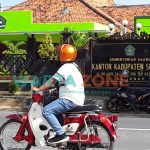 LENGANG: Pengendara motor saat melintas di jalan raya KH. Agus Salim nomor 286 Sumenep (Foto: Abd Wakid)